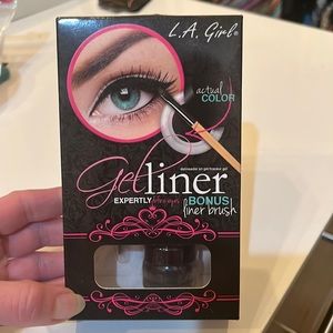 LA Girl Gel Liner with Bonus Liner Brush, in Very Black